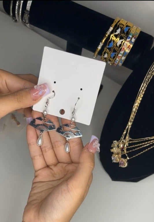 Fan Dangling Pearl Earrings